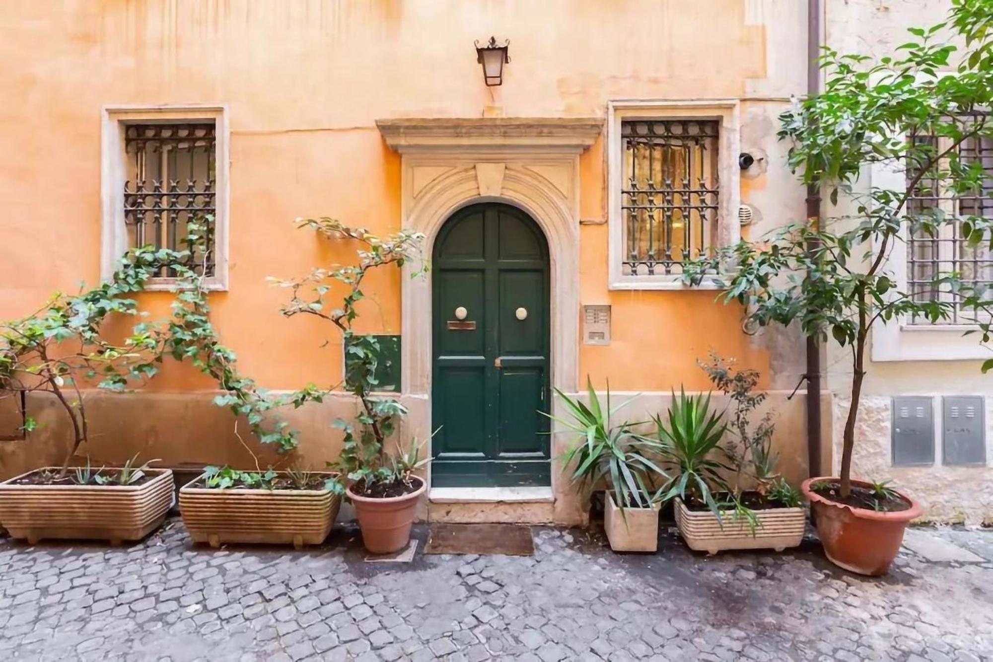 Cheri Navona, Rome